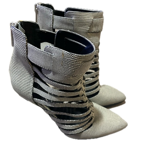 Jessica Simpson Elegant Black and White Strappy Heels, Size 8M - Picture 10 of 12